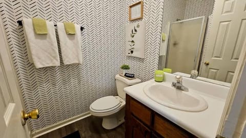 5 Minutes to VSU- Sleeps 5 King Bed 2 baths Apartment in Valdosta