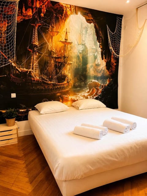 Bed, Photo of the whole room, Bedroom