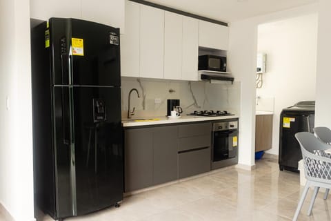 Coffee/tea facilities, Kitchen or kitchenette, Dining area, stove
