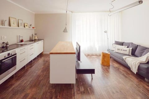 TV and multimedia, Coffee/tea facilities, Kitchen or kitchenette, Living room, stove
