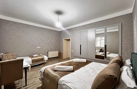 Bed, TV and multimedia, Living room, Photo of the whole room, Seating area, Bedroom, towels, wardrobe