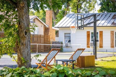 Waterfront Pickleball Court Wurstfest Stay House in McQueeney