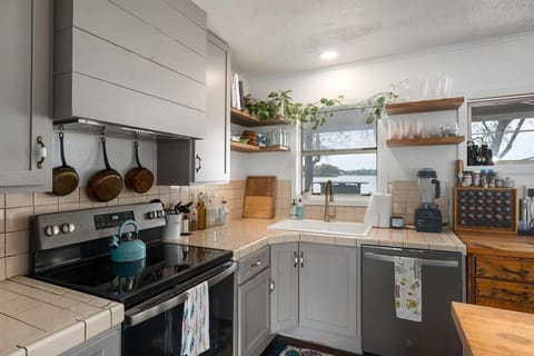 Waterfront Pickleball Court Wurstfest Stay House in McQueeney