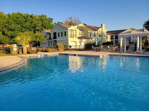 Property building, Day, Pool view, Swimming pool