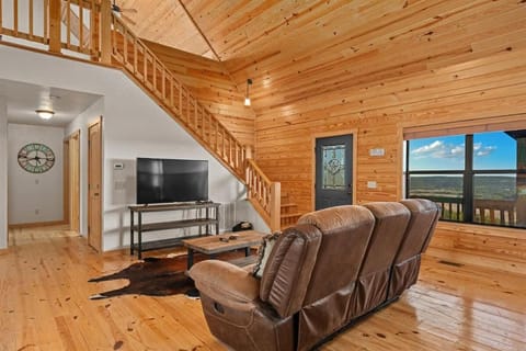 Sleeps 16 Game Room Fire Pit Grand Family Dining Room House in Canyon Lake