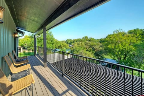 Waterfront Sleeps 16 Perfect for Family & Wurstfest House in McQueeney