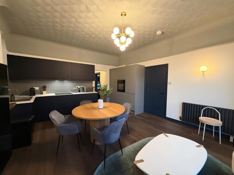 Kitchen or kitchenette, Seating area, Dining area, stove