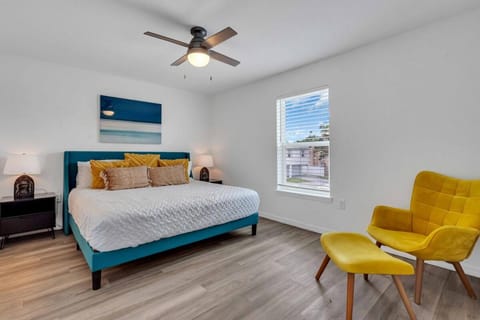 Bed, Photo of the whole room, Seating area, Bedroom