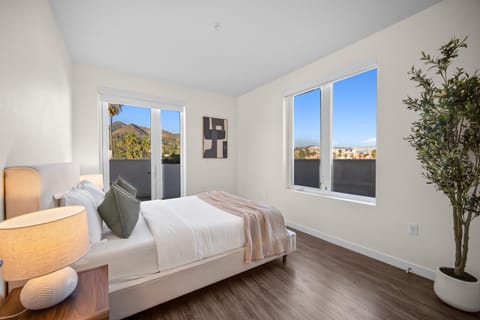 Bed, View (from property/room), Balcony/Terrace, Decorative detail, Bedroom, City view, Mountain view, flat iron, furniture, heating, internet, pet friendly, wardrobe, air conditioner