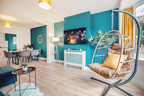 Living room, Seating area, internet