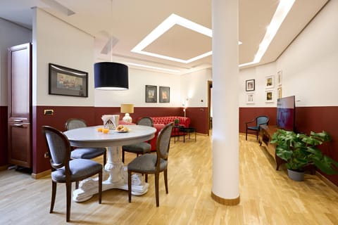 TV and multimedia, Living room, Lounge or bar, Seating area, Dining area