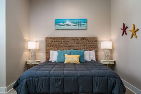 Family Sleeps 18 5 Minutes to beach Pool House in Port Aransas