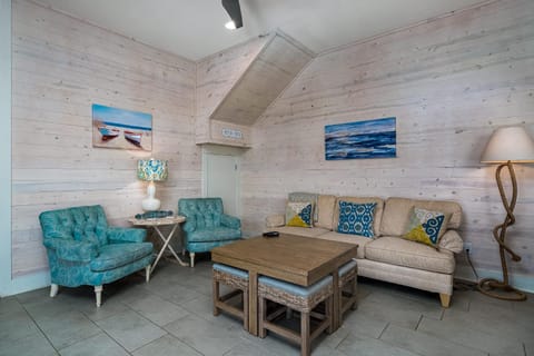 Family Sleeps 18 5 Minutes to beach Pool House in Port Aransas