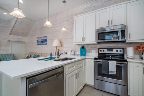 Family Sleeps 18 5 Minutes to beach Pool House in Port Aransas