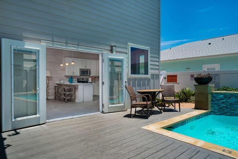 Family Sleeps 18 5 Minutes to beach Pool House in Port Aransas