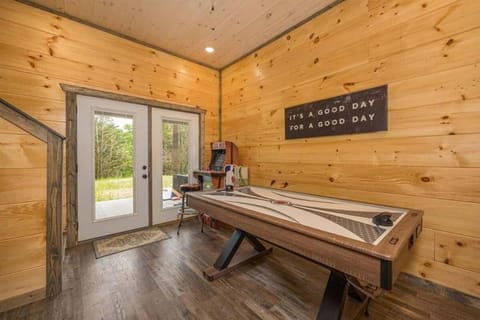 Indoor Pool Family Hot Tub Air Hockey Gameroom House in Sevierville