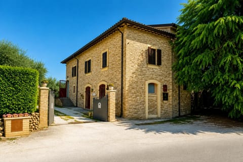 Property building, Animals, Pets, Family, pet friendly, air conditioner