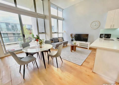 TV and multimedia, Kitchen or kitchenette, Living room, Dining area, stove