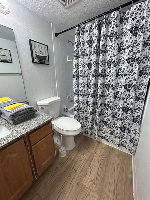 Comfortable apartment entirely by the lake Apartment in Town N Country