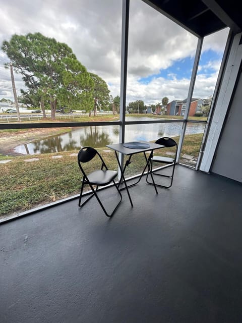 Comfortable apartment entirely by the lake Apartment in Town N Country