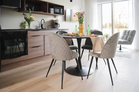 Kitchen or kitchenette, Dining area