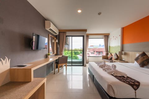 Bed, TV and multimedia, Photo of the whole room, Seating area, Bedroom