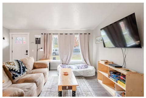 TV and multimedia, Living room, Seating area, Evening entertainment, furniture, pet friendly