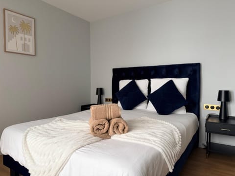 Bed, Photo of the whole room, Bedroom, towels