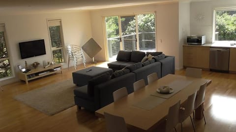 TV and multimedia, Living room, Seating area, Dining area