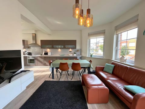 TV and multimedia, Kitchen or kitchenette, Living room, Seating area, Dining area, stove