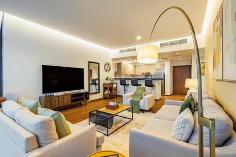 Champions' Apartment - Balcony Sunsets - Rooftop Pools - Modern Oasis - Family Heaven - Full Canal Views - 2 min walk from Space42 Arena Apartment in Abu Dhabi