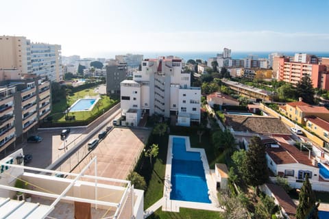 Property building, Neighbourhood, Bird's eye view, Swimming pool, Swimming pool, Location, Parking