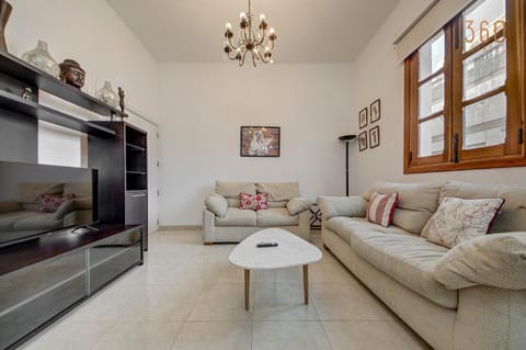 TV and multimedia, Living room, Seating area, Evening entertainment