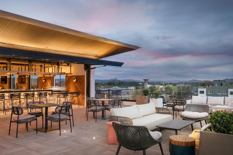 Restaurant/places to eat, Lounge or bar