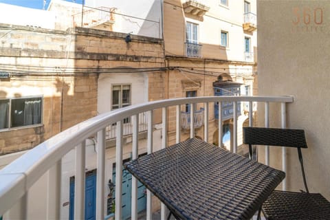 Patio, Day, Balcony/Terrace