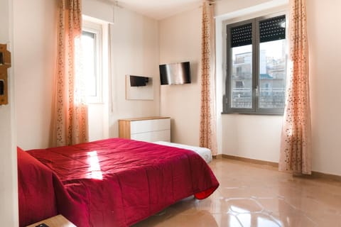 Bed, TV and multimedia, Photo of the whole room, Bedroom