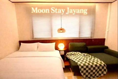 Bed, Photo of the whole room, Bedroom, Text overlay