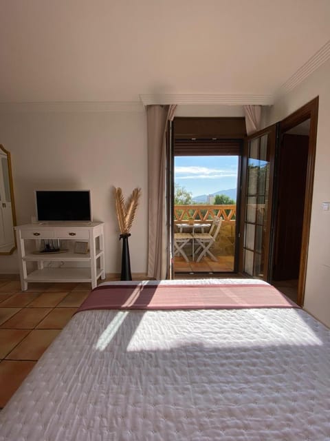 Bed, TV and multimedia, Balcony/Terrace, Bedroom