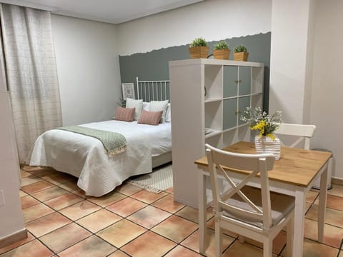 Bed, Photo of the whole room, Dining area, Bedroom