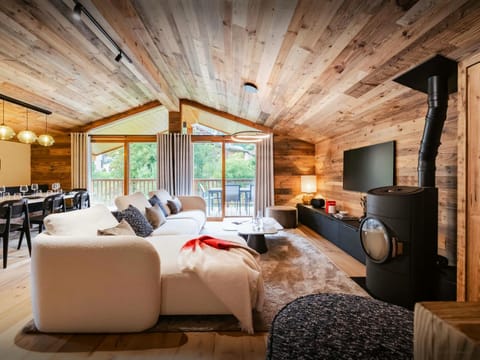 Communal lounge/ TV room, Winter, TV and multimedia, Living room, Seating area, Evening entertainment