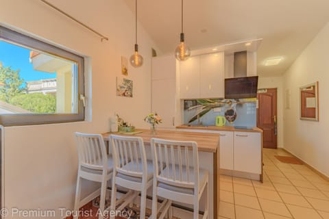 Kitchen or kitchenette, Dining area, stove