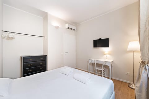 Bed, Photo of the whole room, Bedroom, air conditioner