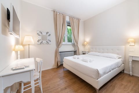 Bed, TV and multimedia, Photo of the whole room