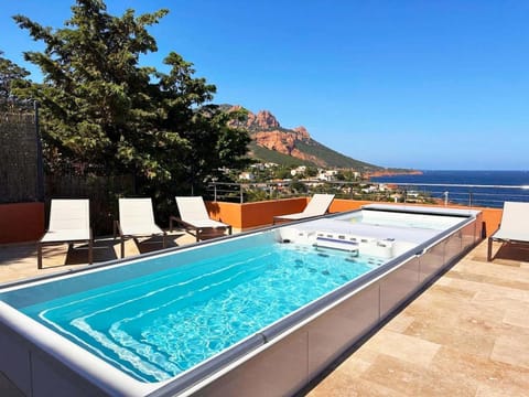 Natural landscape, Hot Tub, Pool view, Sea view, Swimming pool, sunbed