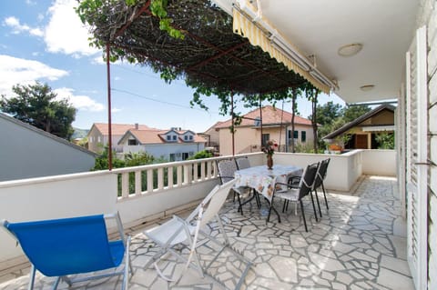Property building, Day, Balcony/Terrace, Seating area, Dining area