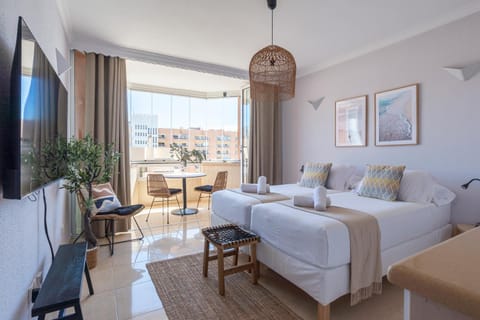 Bed, TV and multimedia, Balcony/Terrace, Bedroom