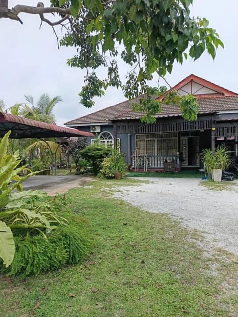 Property building, Garden, Garden view, Parking