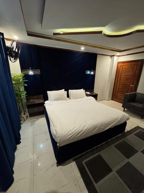 Photo of the whole room, Bedroom