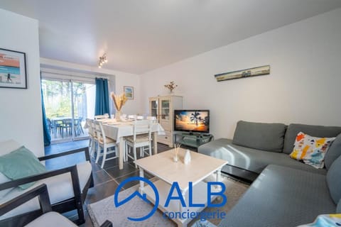 TV and multimedia, Living room, Decorative detail, Dining area, Garden view, children, Family, furniture, heating, internet