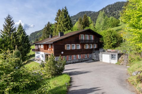 Property building, Spring, Day, Neighbourhood, Natural landscape, Summer, Mountain view, Parking